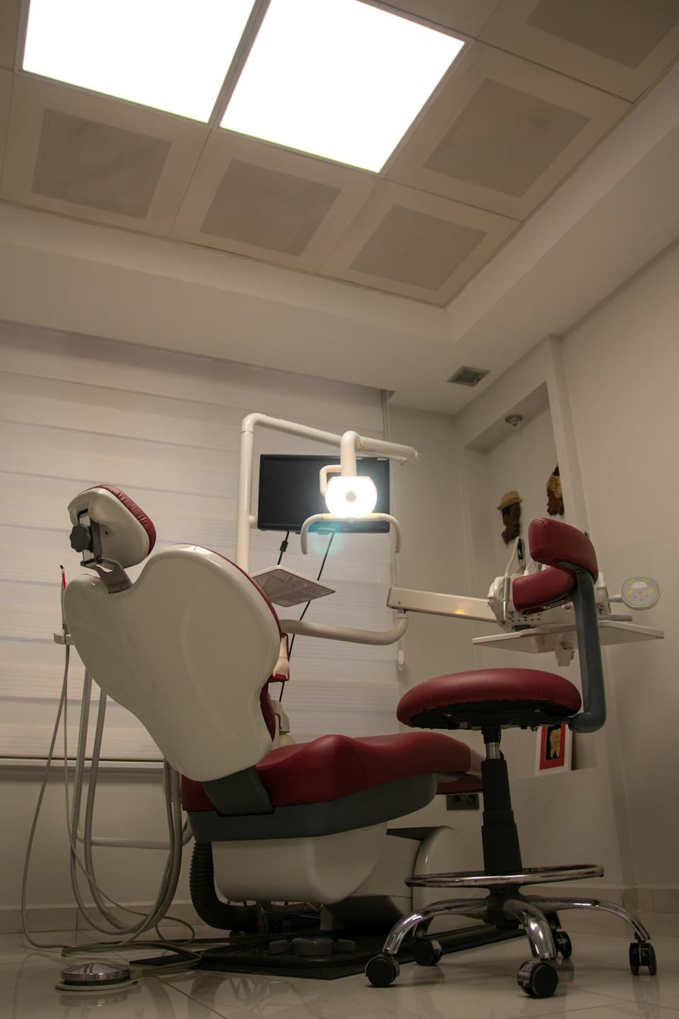 Ein moderner Behandlungsstuhl mit Geräten in einem Untersuchungsraum.