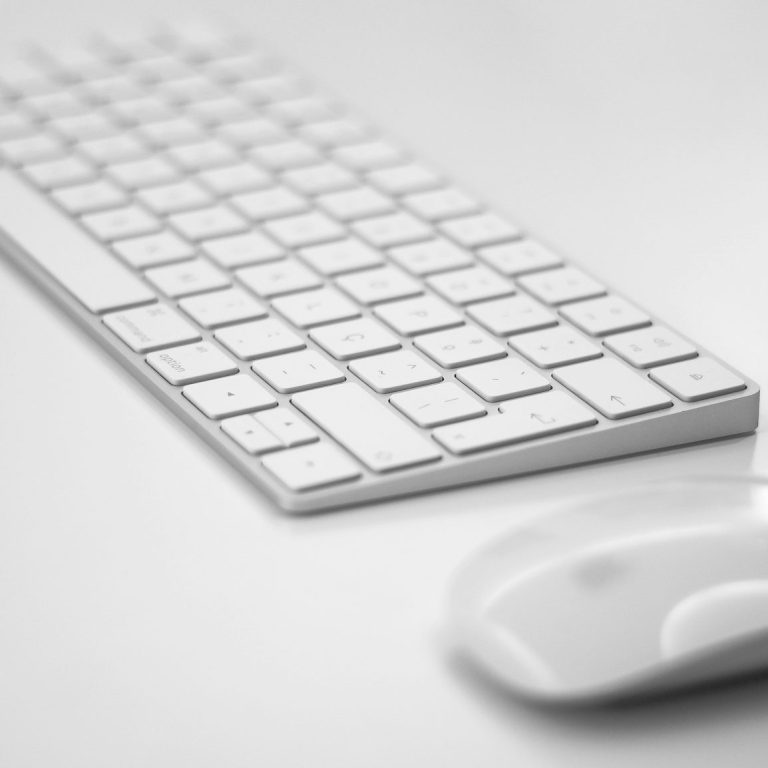 Vorteile der externen Abrechnung Weißes Tastatur- und Maus-Set auf einem hellen Hintergrund.